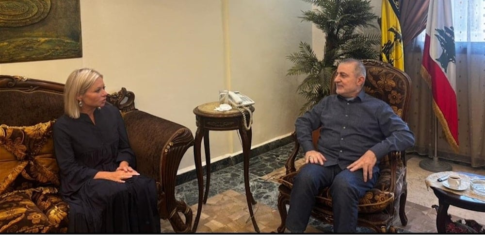 مسؤول لجنة الارتباط الوتنسيق في حزب الله، وفيق صفا، يجتمع بالمنسقة ‏الخاصة للأمم ‏المتحدة في لبنان، جينين ‏بلاسخارت. بيروت. 30 أيار/مايو 2025. (وكالات)